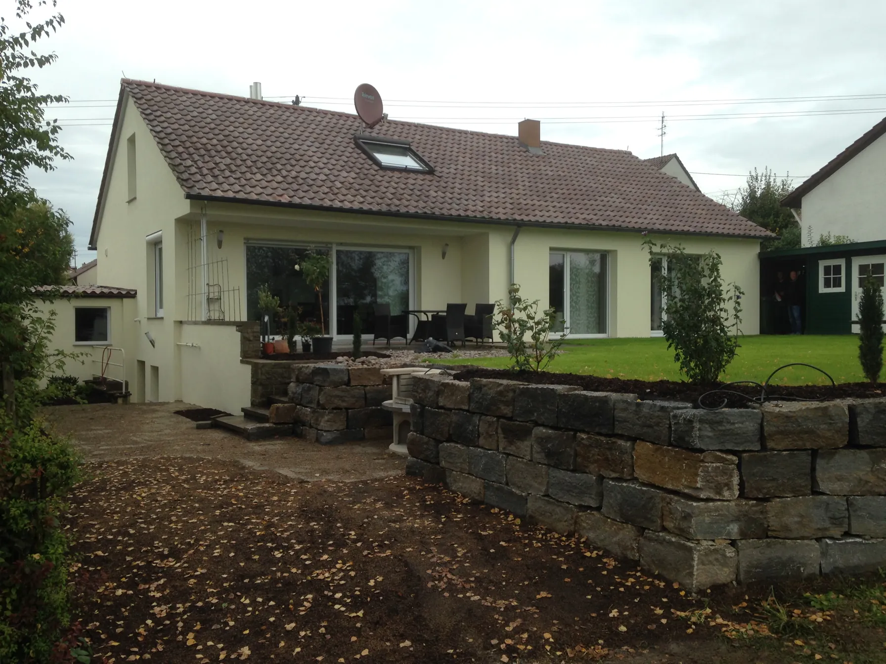 Naturstein-Mauern und Terrasse